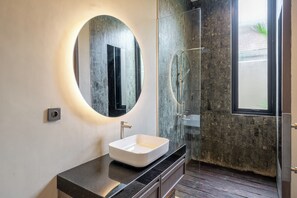 Shower, free toiletries, hair dryer, bathrobes - Pera Villa (Ubud)