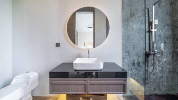 Dusche, Haartrockner, HandtĂŒcher, Seife