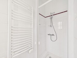 Shower, hair dryer - House for 5 with garden, beach 500m away (Saint-Hilaire-de-Riez)
