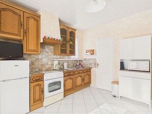 Kylskåp, mikrovågsugn, ugn och diskmaskin