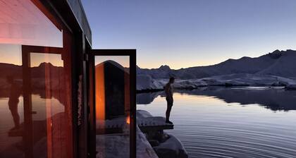 Beautiful seaside villa in the heart of Lofoten with private dock and sauna