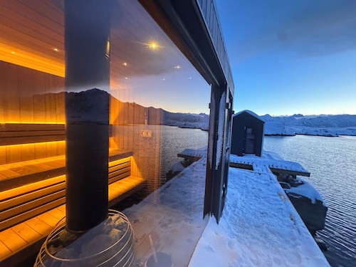 Beautiful seaside villa in the heart of Lofoten with private dock and sauna