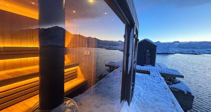 Beautiful seaside villa in the heart of Lofoten with private dock and sauna