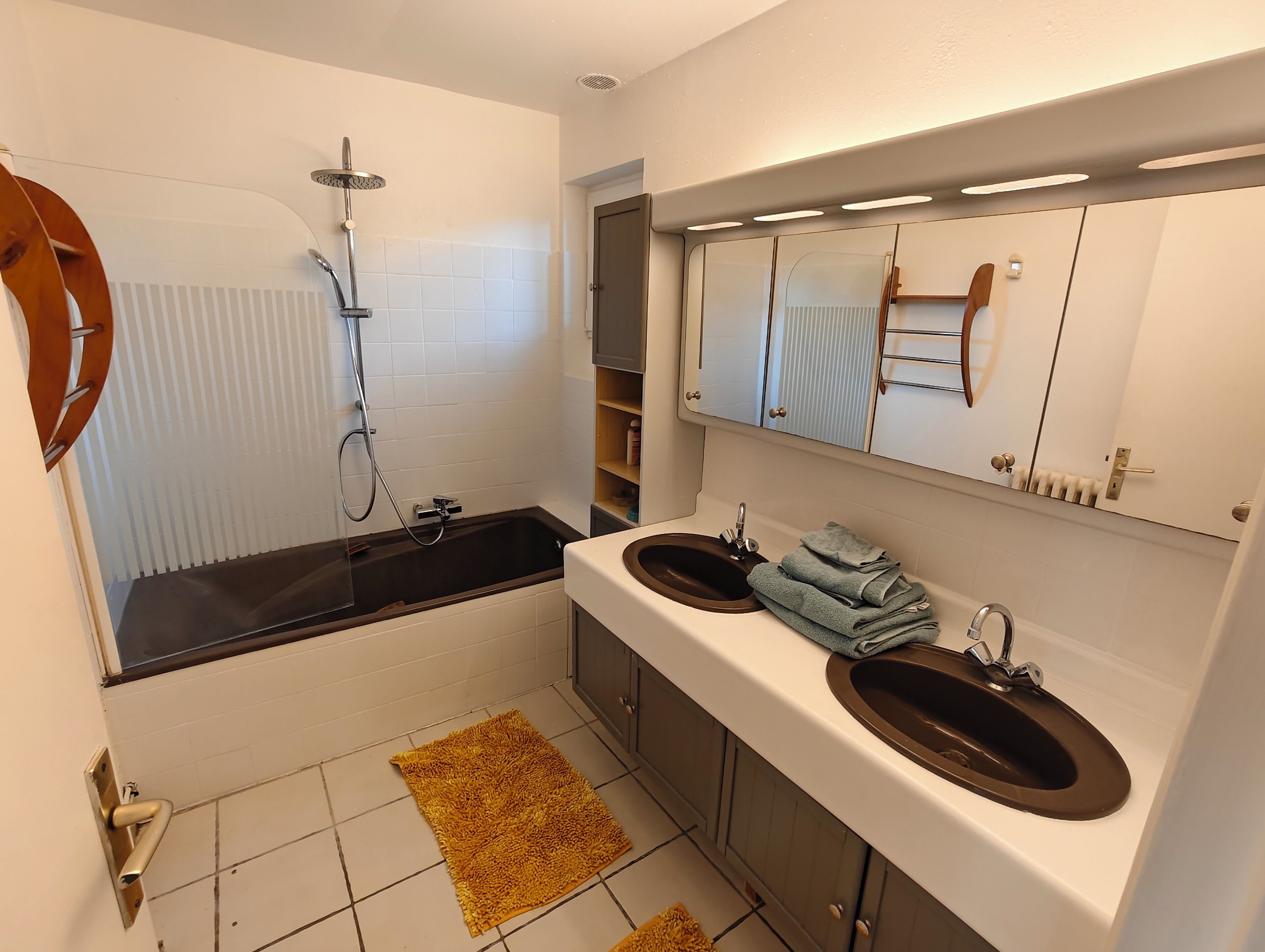 Serviettes fournies, savon, papier de toilette