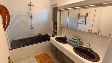 Serviettes fournies, savon, papier de toilette