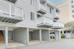 Exterior - Beach is across the street 3-bedroom condo in oceanfront Virginia Beach district (Virginia Beach)