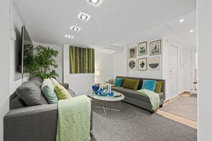 Living area - Family-Friendly Malmö Stay for 7 with Kitchen & Free Parking (Malmö)
