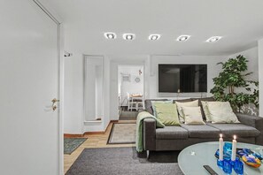 Living area - Family-Friendly Malmö Stay for 7 with Kitchen & Free Parking (Malmö)