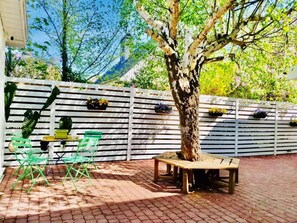 Outdoor dining - Family-Friendly Malmö Stay for 7 with Kitchen & Free Parking (Malmö)