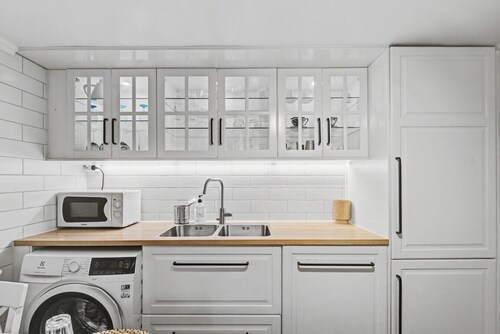 Family-Friendly Malmö Stay for 7 with Kitchen & Free Parking