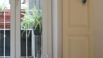 Dubbelrum för familj - utsikt mot innergården | Interiör