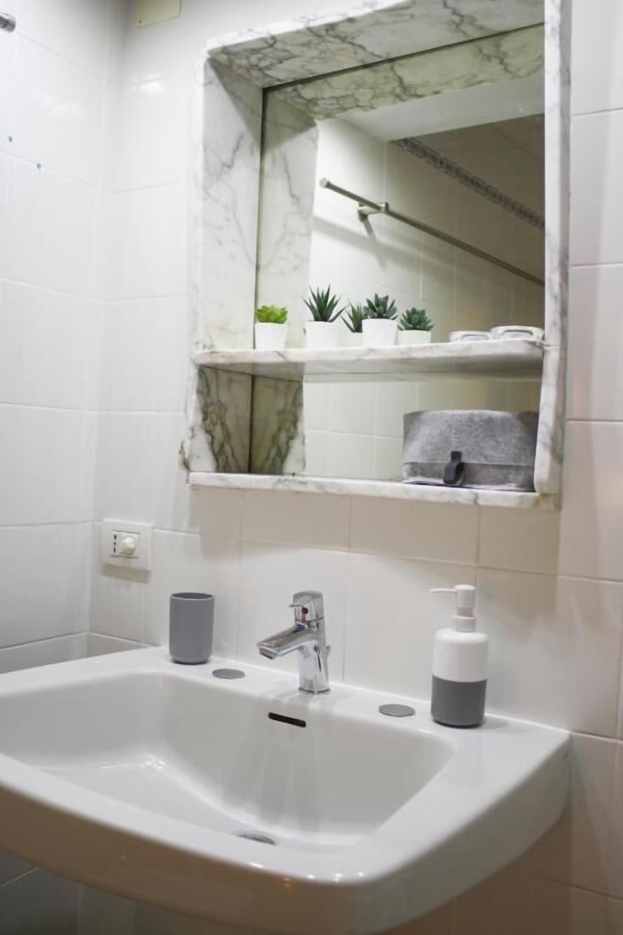 Chambre Double Confort, patio, vue cour intérieure | Salle de bain