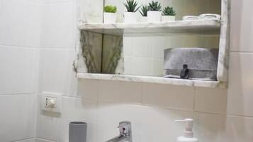 Chambre Double Confort, patio, vue cour intérieure | Salle de bain