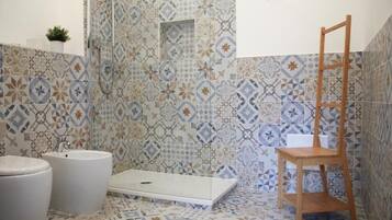 Gratis toiletartikelen, een haardroger, handdoeken, zeep