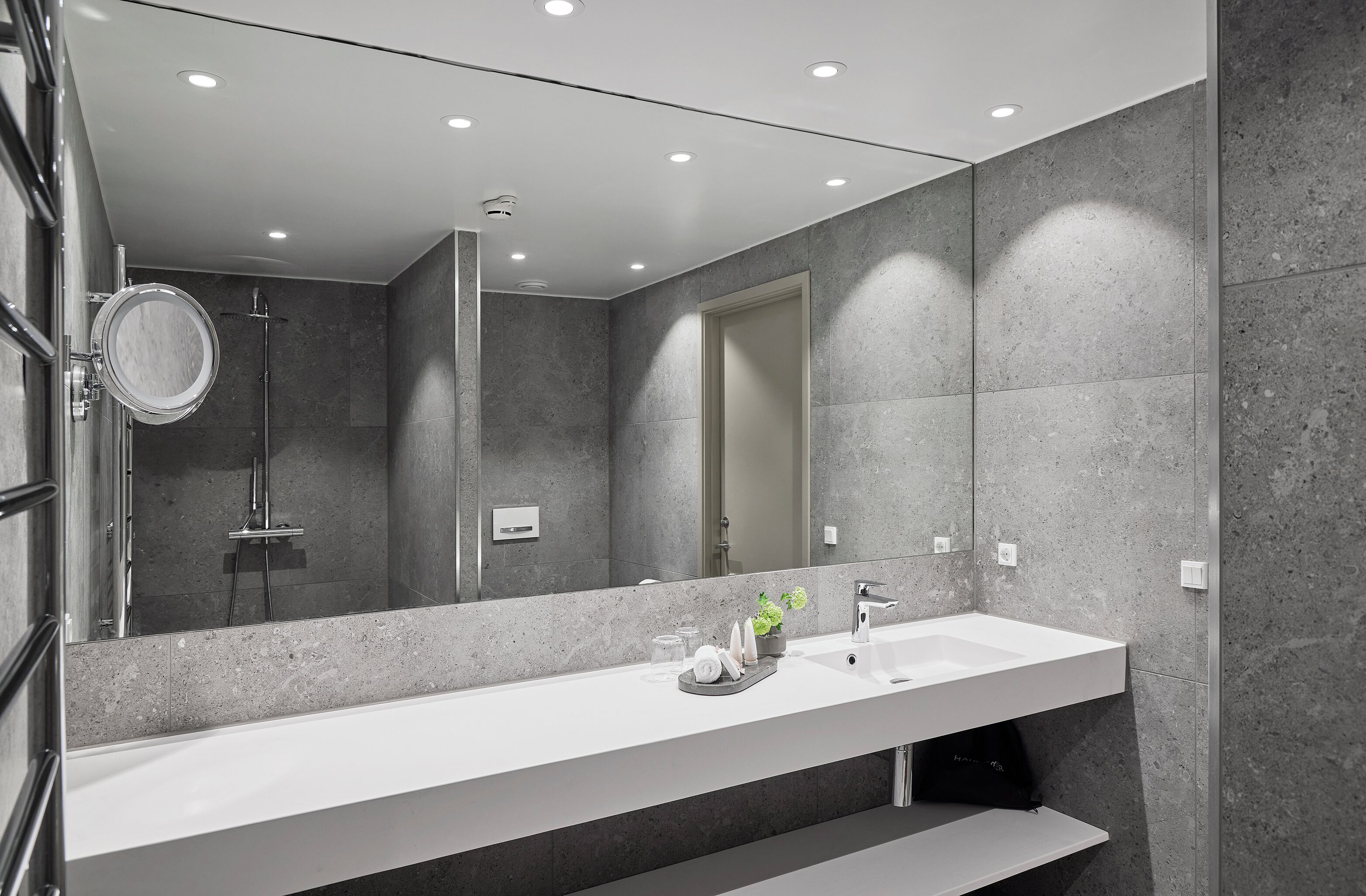 Suite junior | Baño | Regadera, amenidades de baño gratuitas, secadora de cabello, toallas 