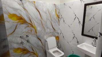 Kamar Double Deluks, pemandangan kota | Kamar mandi | Shower, perlengkapan mandi gratis, sandal, dan handuk