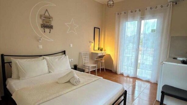 Um quarto com uma cama, uma mesa e uma cadeira.