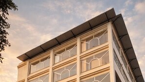 Un bâtiment moderne à plusieurs étages, doté de grandes fenêtres et d’une enseigne bien visible pour GIVA, un magasin spécialisé dans la vente de diamants de synthèse.
