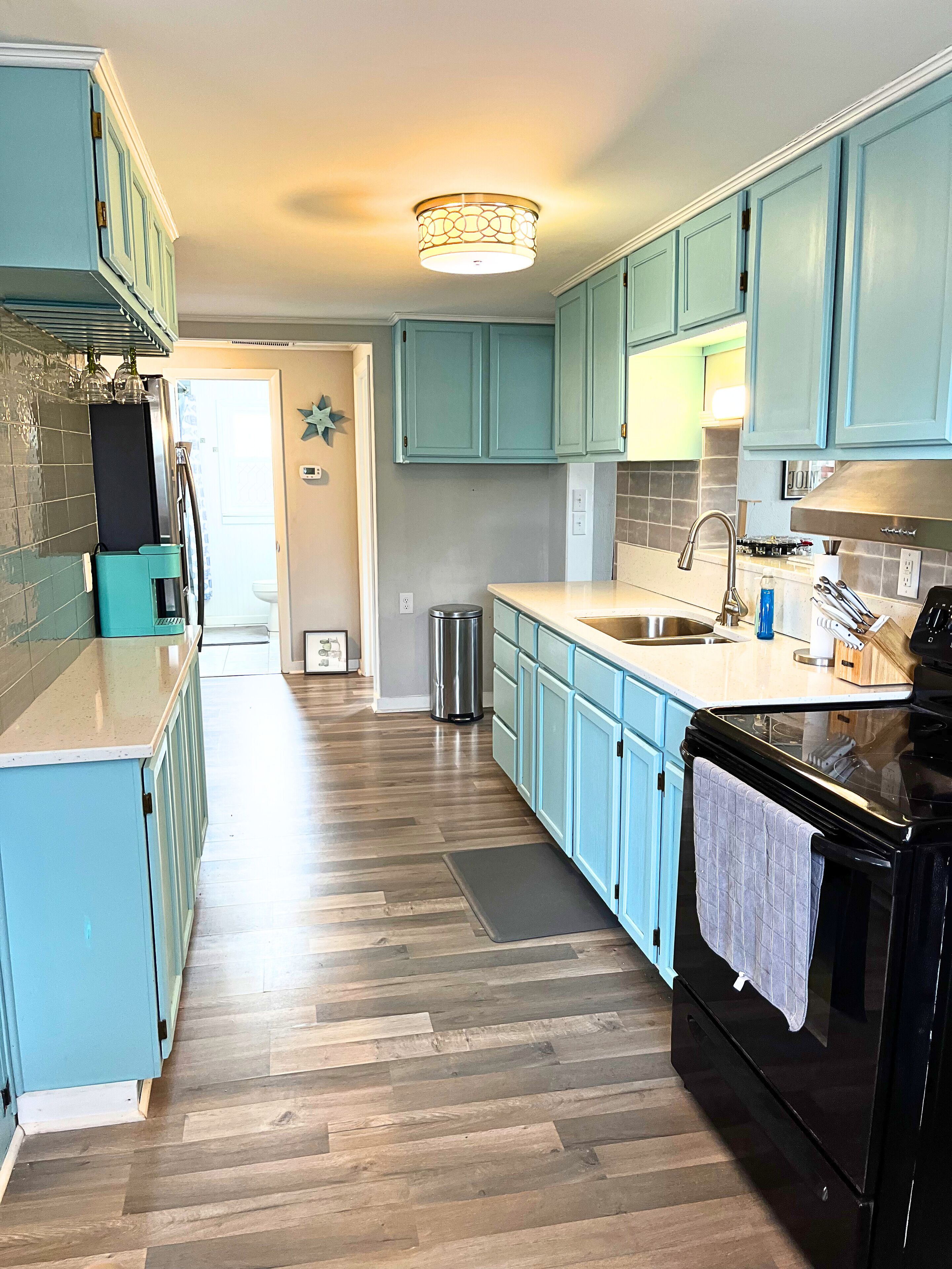 Réfrigérateur, four à micro-ondes, un four, surface de cuisson