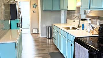 Réfrigérateur, four à micro-ondes, un four, surface de cuisson