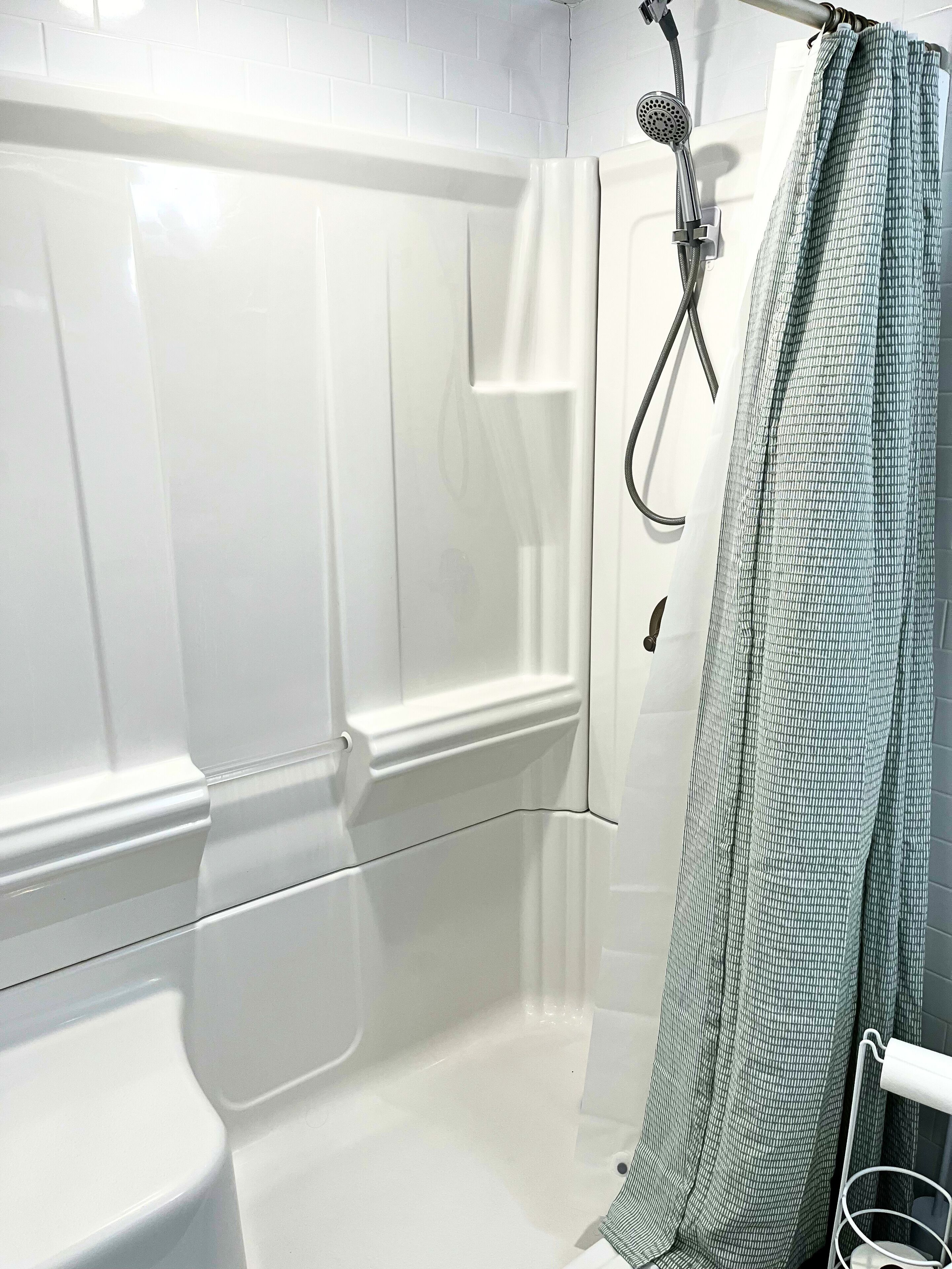 Douche, sèche-cheveux, serviettes fournies, savon