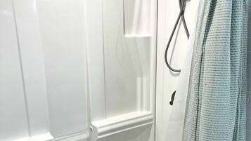 Douche, sèche-cheveux, serviettes fournies, savon