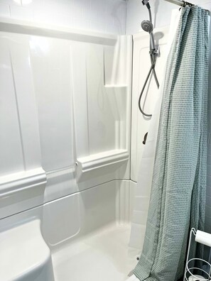 Douche, sèche-cheveux, serviettes fournies, savon