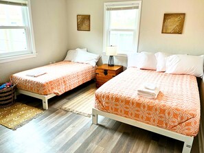 Fer et planche à repasser, lit parapluie, Wi-Fi gratuit, draps fournis