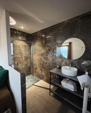Dusche, Haartrockner, Handtücher, Toilettenpapier