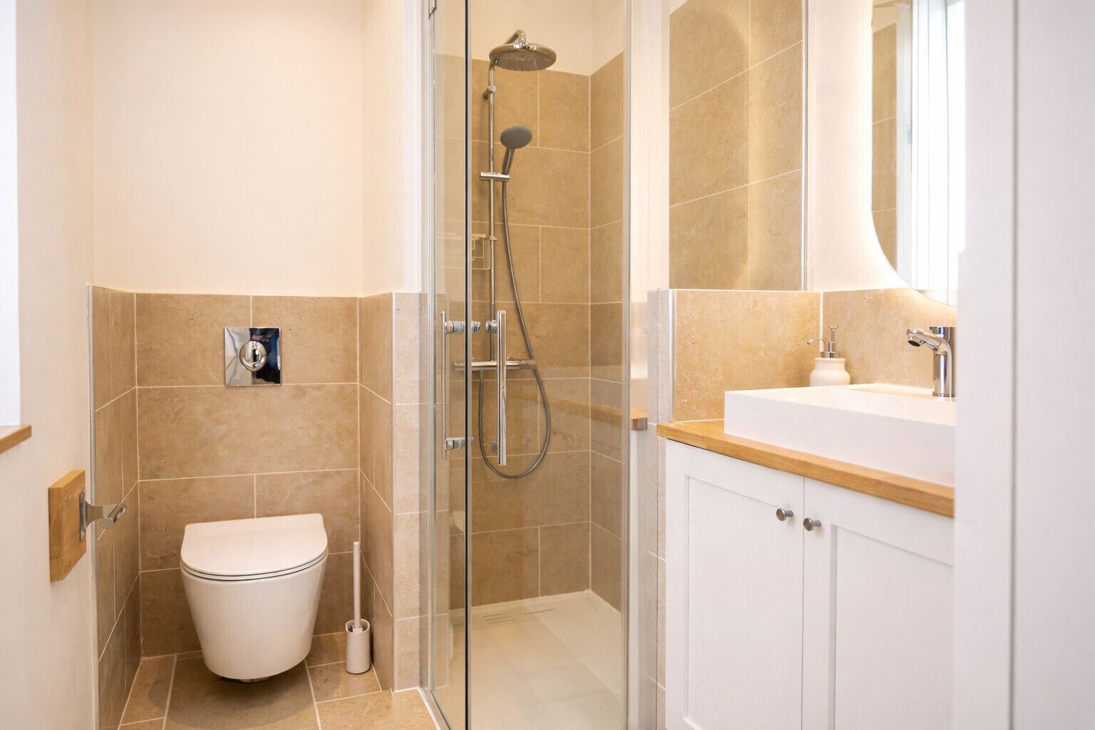 Suihku, hiustenkuivaaja, pyyhkeet