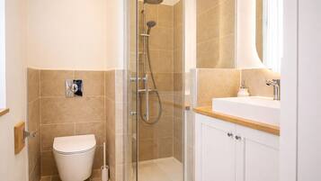 Suihku, hiustenkuivaaja, pyyhkeet