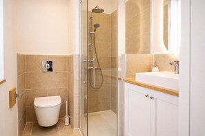 Shower, hair dryer, towels - Prestigious apartment for 2 to 4 guests, in the heart of the city center (Angers)