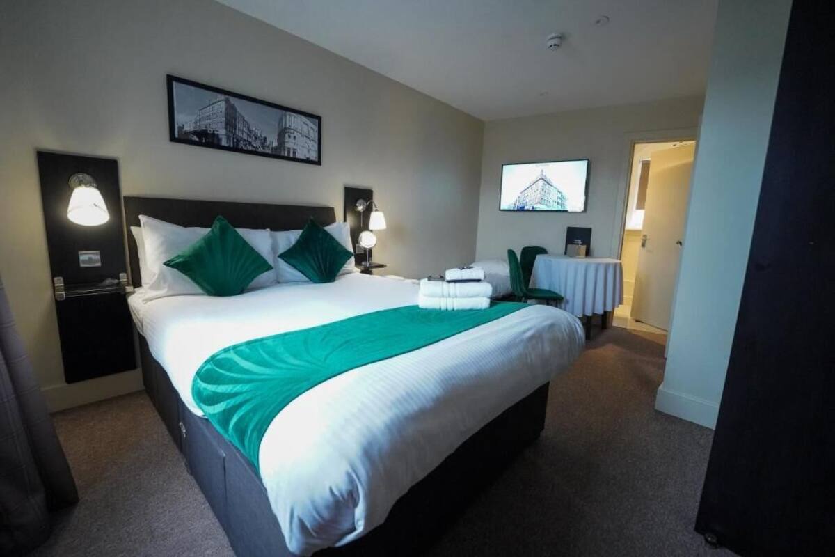 One-Bedroom Apartment | Desk, iron/ironing board, free WiFi