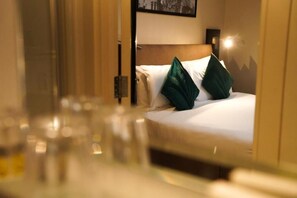 Desk, iron/ironing board, free WiFi - Keystone House (London)