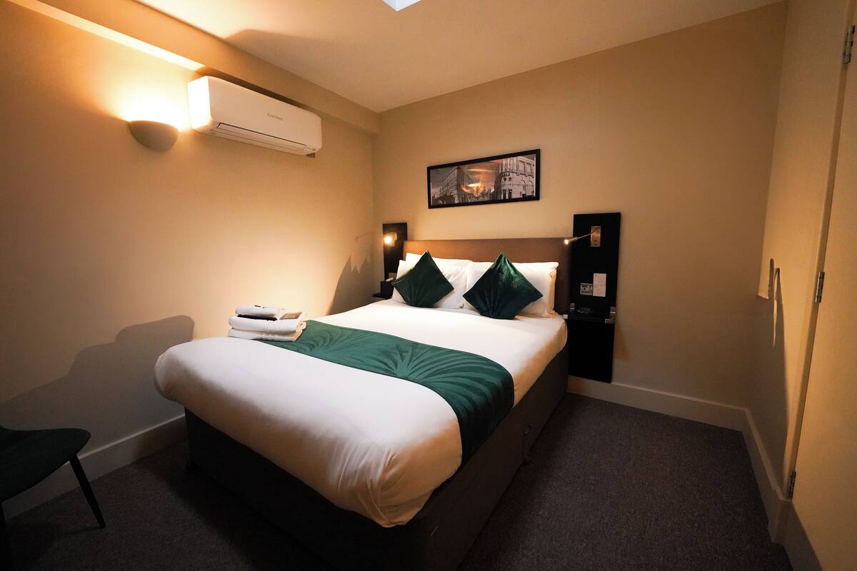 Double Room with Skylight - 1st Floor | Desk, iron/ironing board, free WiFi