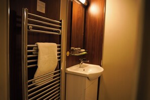 Deluxe-huone | Kylpyhuone | Suihku, ilmaiset hygieniatuotteet, hiustenkuivaaja, pyyhkeet