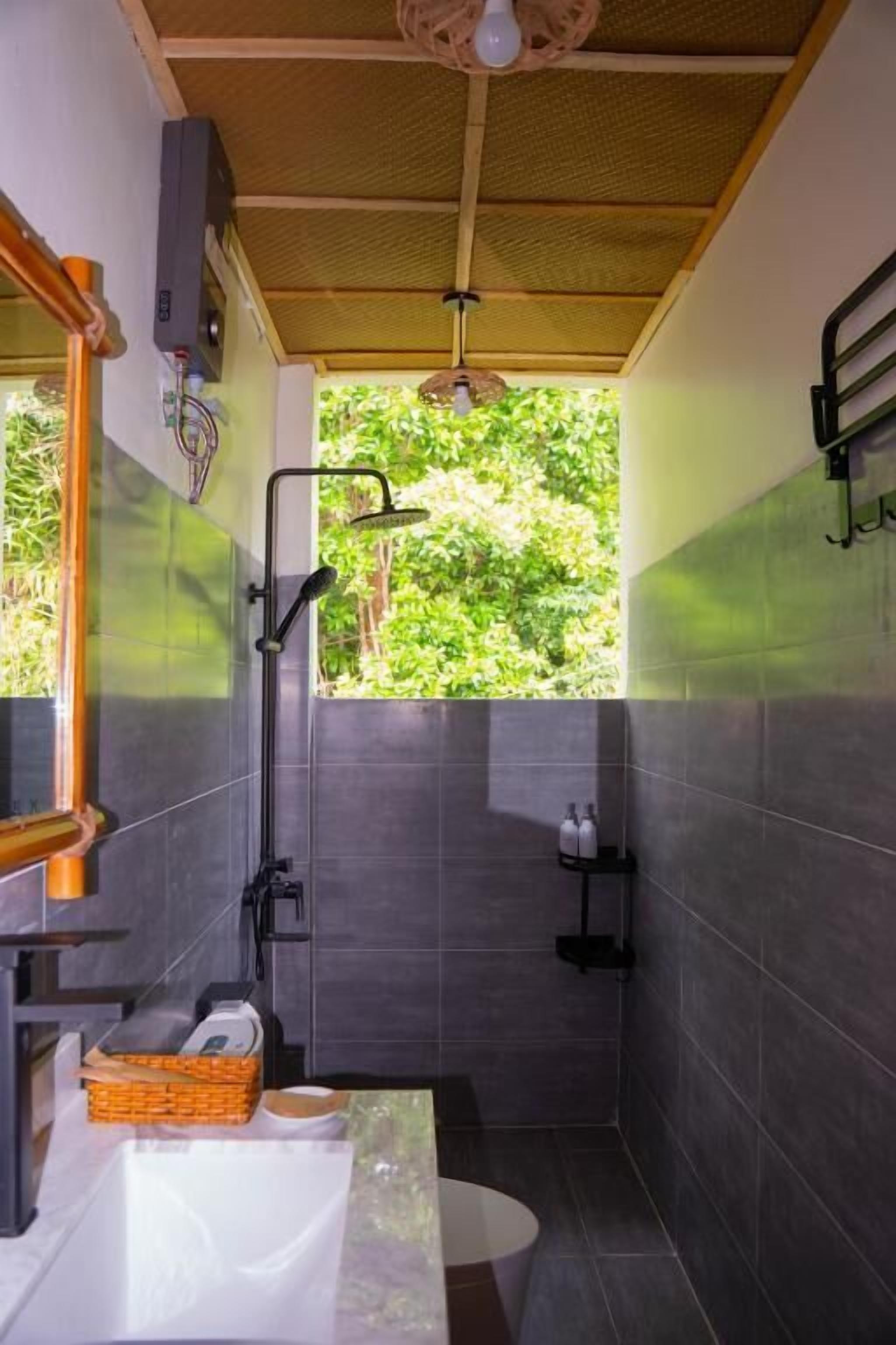 Bungalow, Balkon, Gartenblick | Badezimmer