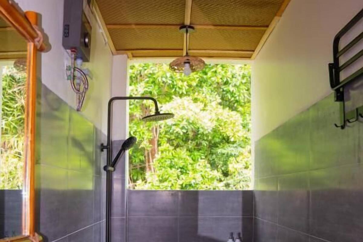 Bungalow, Balkon, Gartenblick | Badezimmer