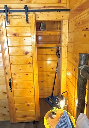 Interior - Rustic Studio 4, Pets Welcome (Tennessee)