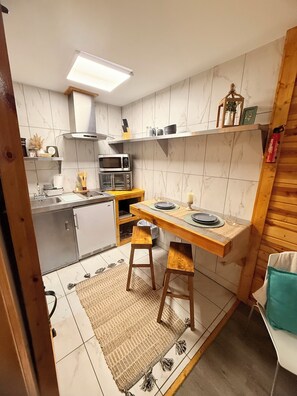 Fridge, microwave, oven, stovetop - Rustic Studio 4, Pets Welcome (Tennessee)
