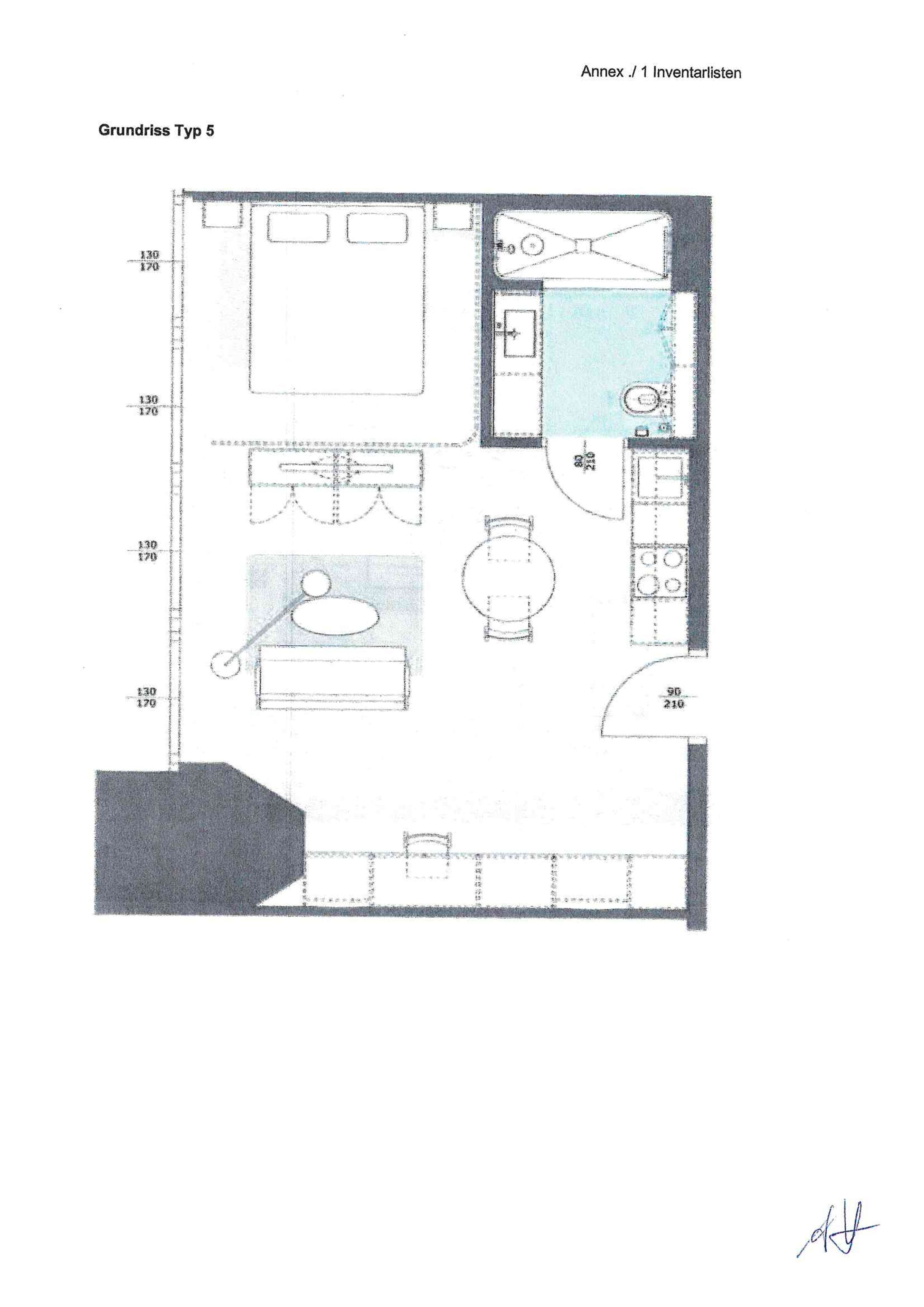 Ein Grundriss eines Hotelzimmers, beschriftet mit 'Grundriss Typ 5', mit Badezimmer, einer kleinen Küchenzeile, einer Sitzecke und einem Fenster.