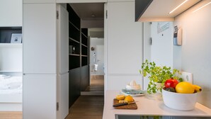 A modern kitchen with a fruit bowl, a cutting board, and a juicer. - Vienna Residence, Philips Haus - Europlaza (Vienna)