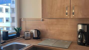 Kjøleskap, mikrobølgeovn, ovn og kokeplater