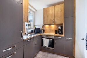 Frigorifero, microonde, forno, piano cottura