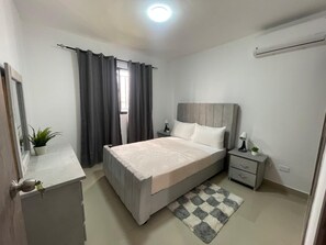 3 bedrooms, iron/ironing board, WiFi - 3-bedroom apartment in peaceful Santo Domingo with AC (Santo Domingo)