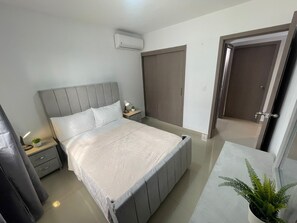 3 bedrooms, iron/ironing board, WiFi - 3-bedroom apartment in peaceful Santo Domingo with AC (Santo Domingo)