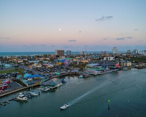 Marina - Ground Floor Condo in 4plex w/Easy Pool Access & Close to Beach! (South Padre Island)