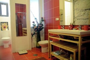 Een douche, een haardroger, handdoeken, zeep