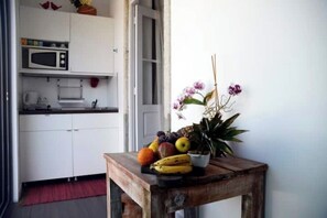 Fridge, microwave, stovetop, dishwasher - Oporto Private Room/TERRACE (Porto)