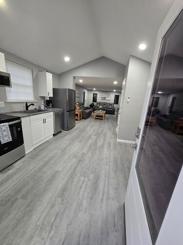 Lovely 2-bedroom triplex unit with AC in charming Van Buren.